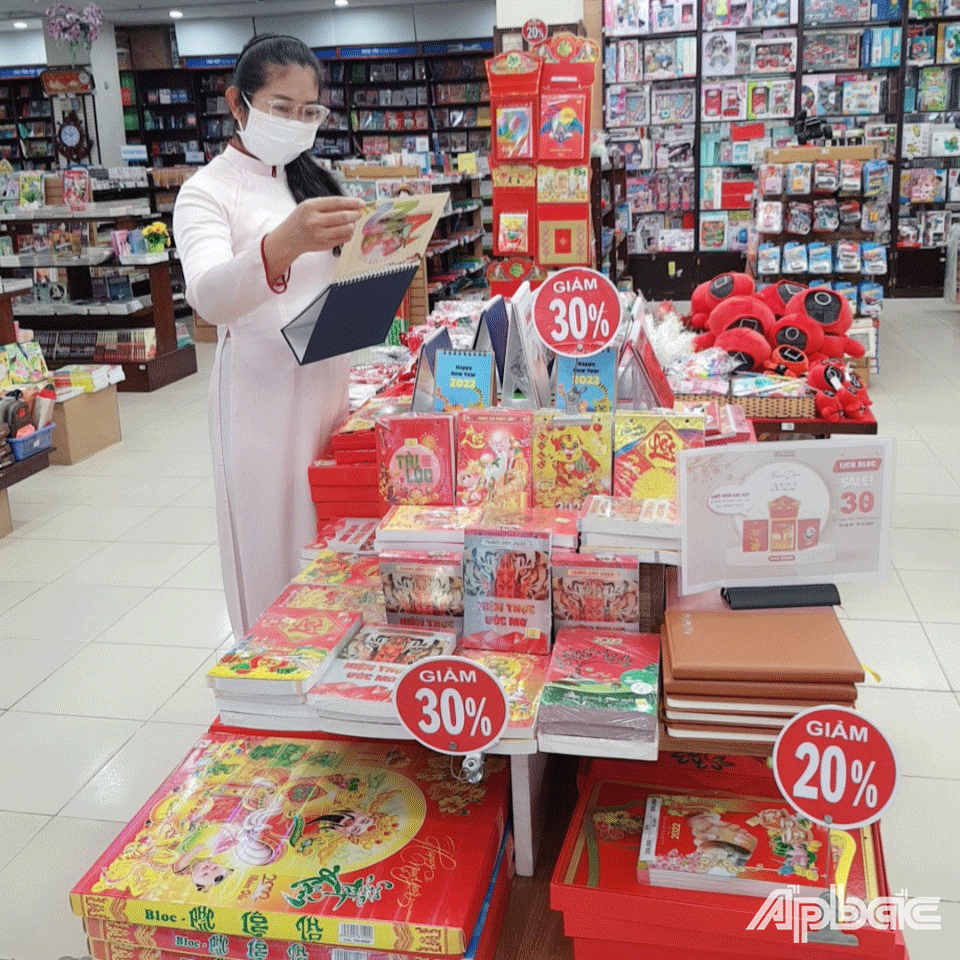 Nhà sách Fahasa Mỹ Tho trưng bày đa dạng mẫu lịch tết 2022, phục vụ nhu cầu mua sắm của khách
