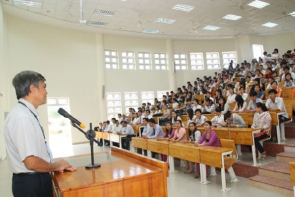Việc xét thăng hạng giảng viên đại học công lập thực hiện qua 2 bước.