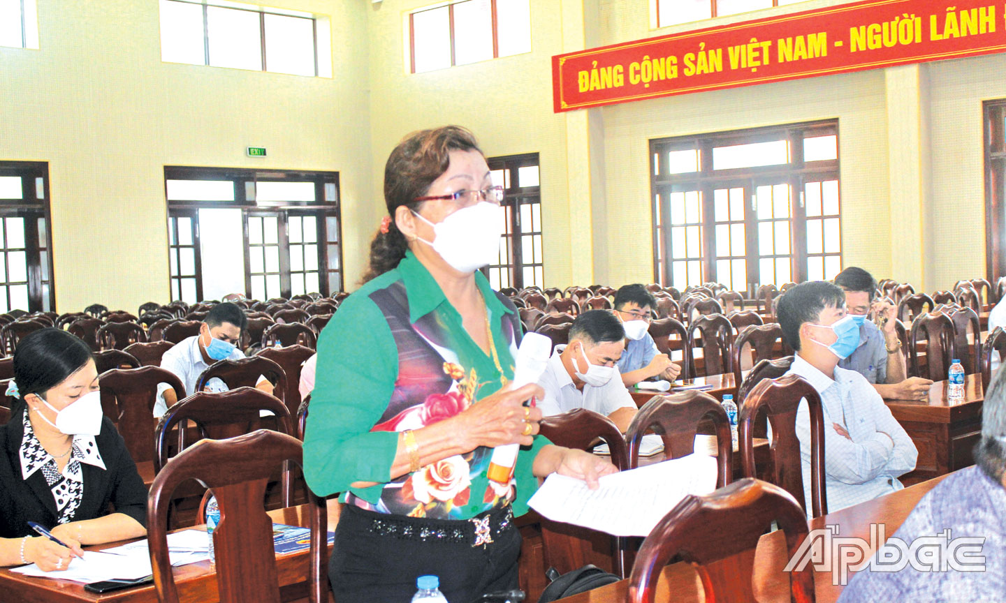 Cử tri Cai Lậy phát biểu ý kiến.