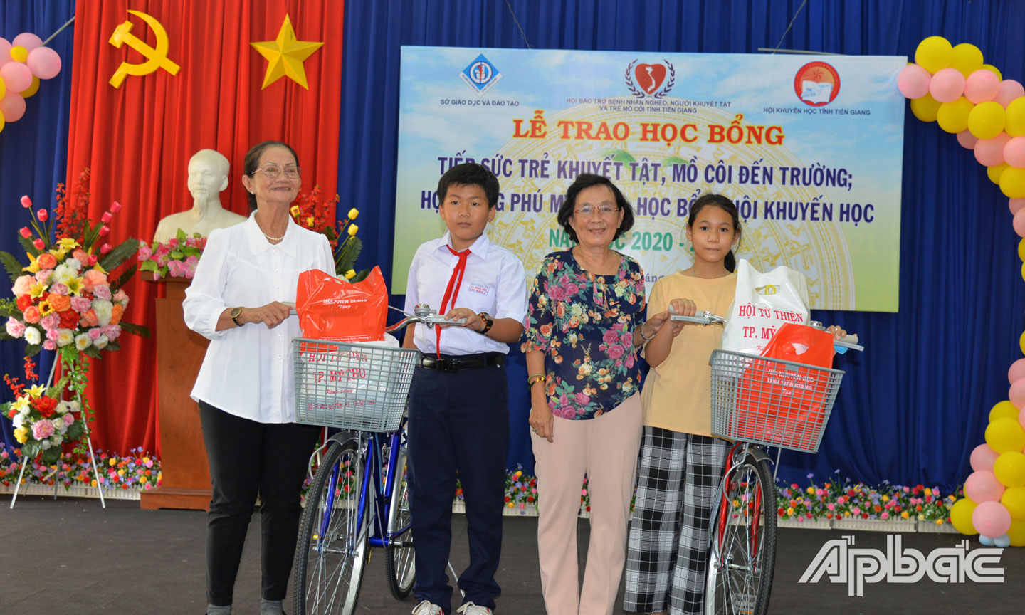 Hội Khuyến học tỉnh trao học bổng tiếp sức trẻ khuyết tật, mồ côi đến trường.  