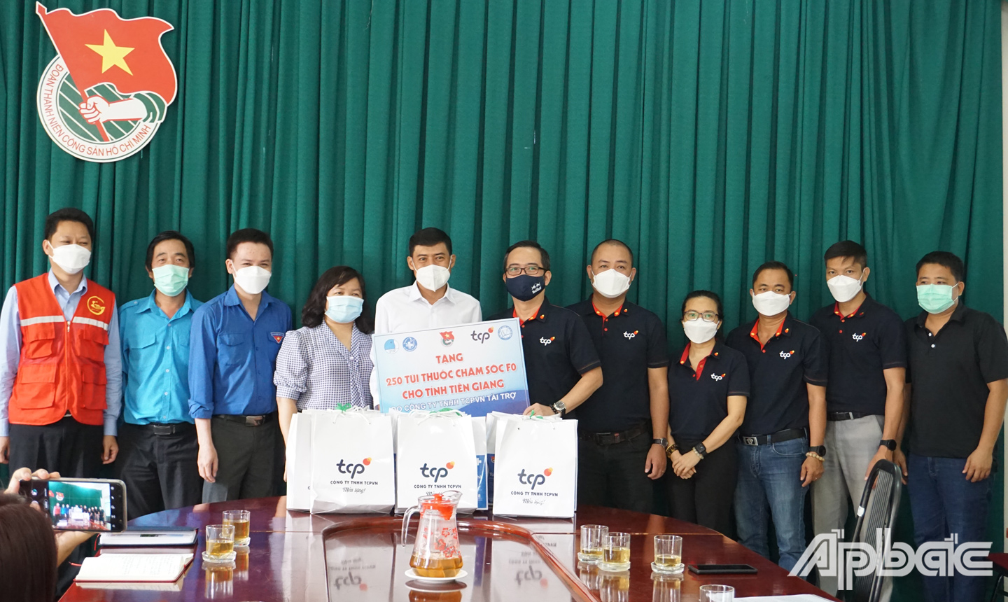ông Nguyễn Thanh Huân, Tổng Giám đốc công ty TNHH TCPVN trao tặng bảng tượng trưng và các túi thuốc điều trị F0 cho Tỉnh Đoàn - Hội LHTNVN