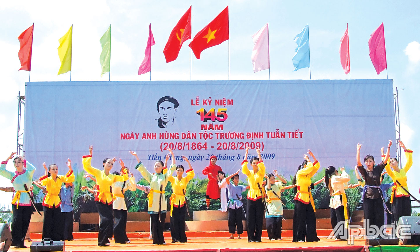 Khai thác nét đẹp văn hóa qua các lễ hội truyền thống để phát triển du lịch và giáo dục thế hệ trẻ (ảnh: Lễ giỗ Anh hùng dân tộc Trương Định). Ảnh: PV