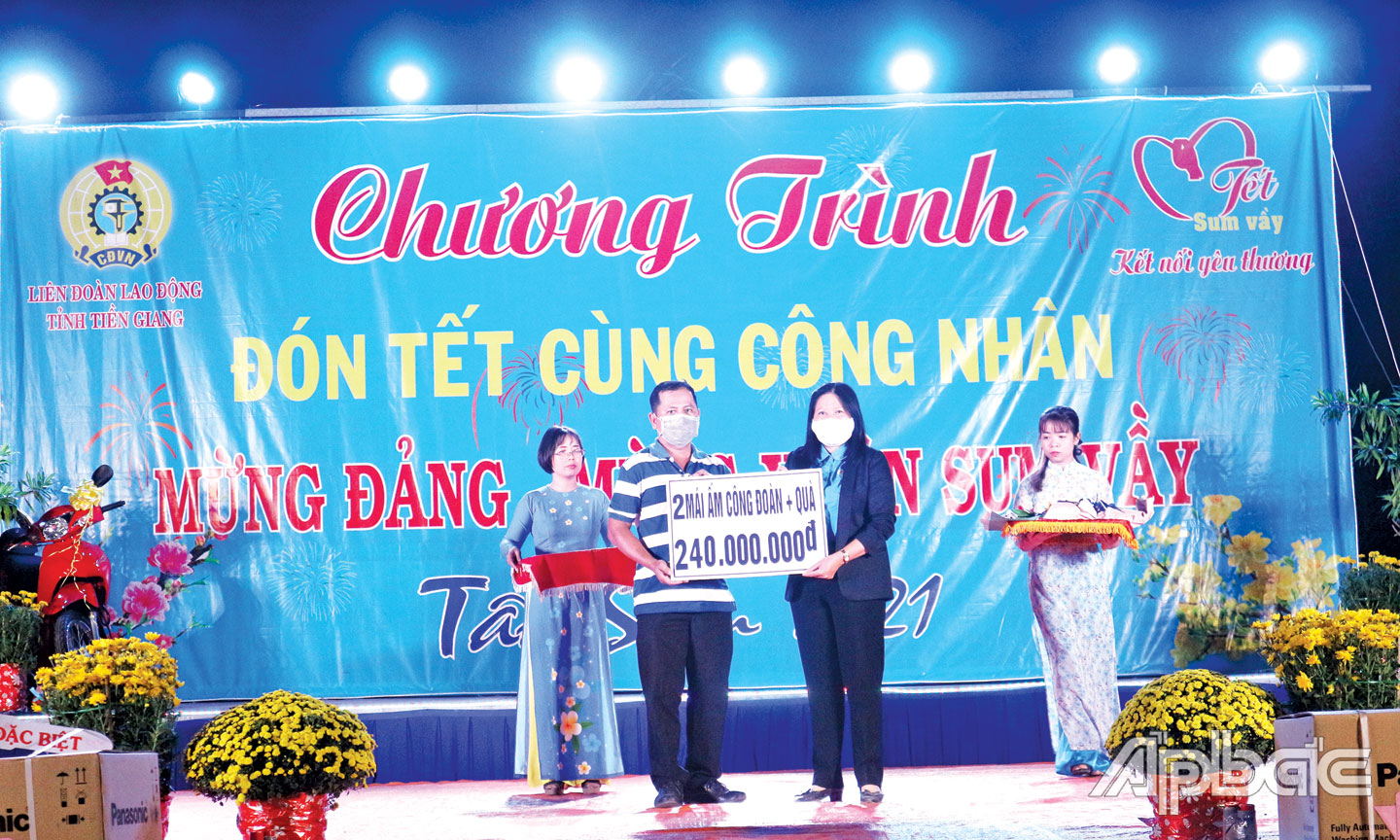 Doanh nghiệp trao kinh phí xây dựng Mái ấm CĐ và quà tết cho công nhân, lao động thông qua CĐ các khu công nghiệp tỉnh trong Chương trình Đón tết cùng công nhân năm 2021.