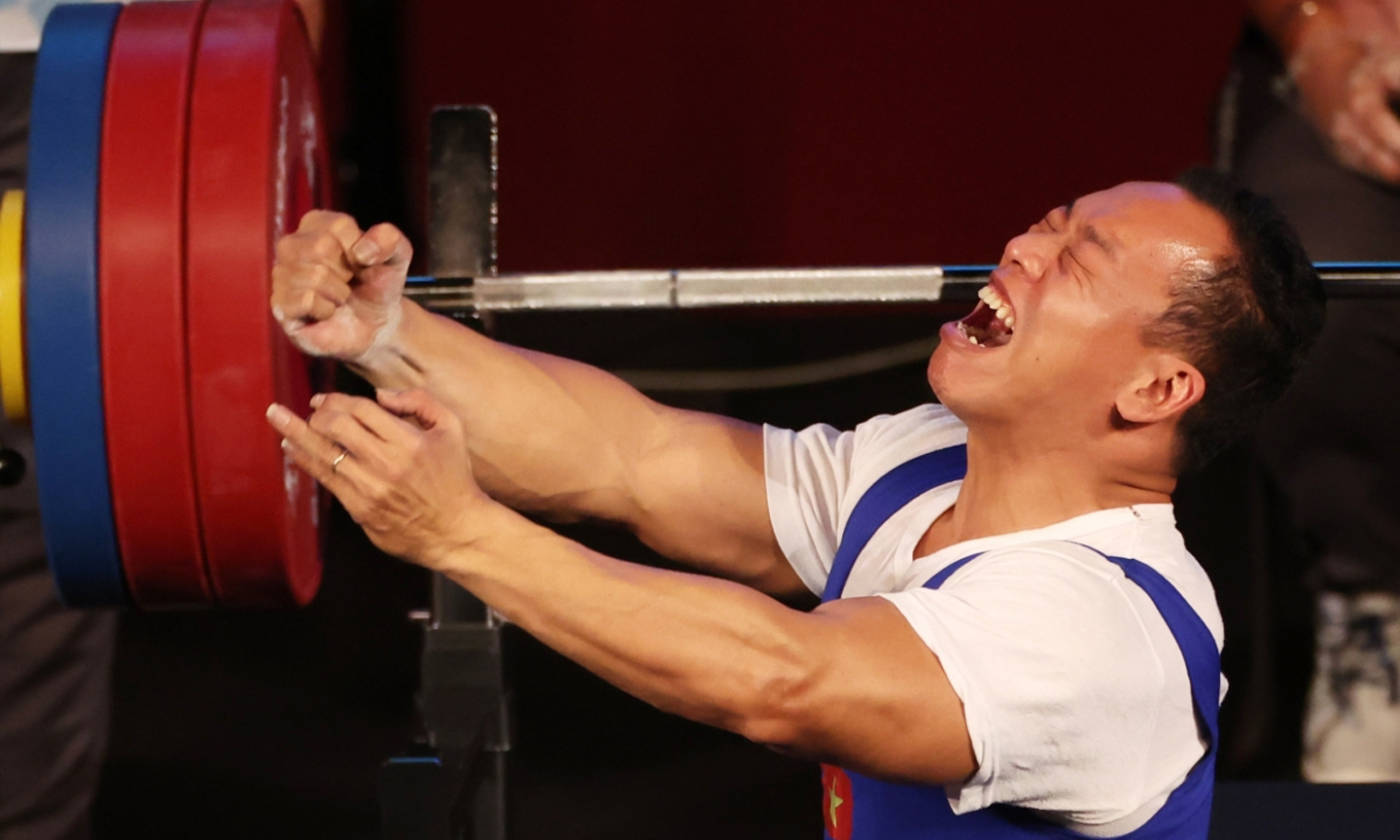 Đô cử Lê Văn Công từng đoạt Huy chương Vàng Paralympic Rio 2016 và Huy chương Bạc Paralympic Tokyo 2020. (Ảnh: Reuters)