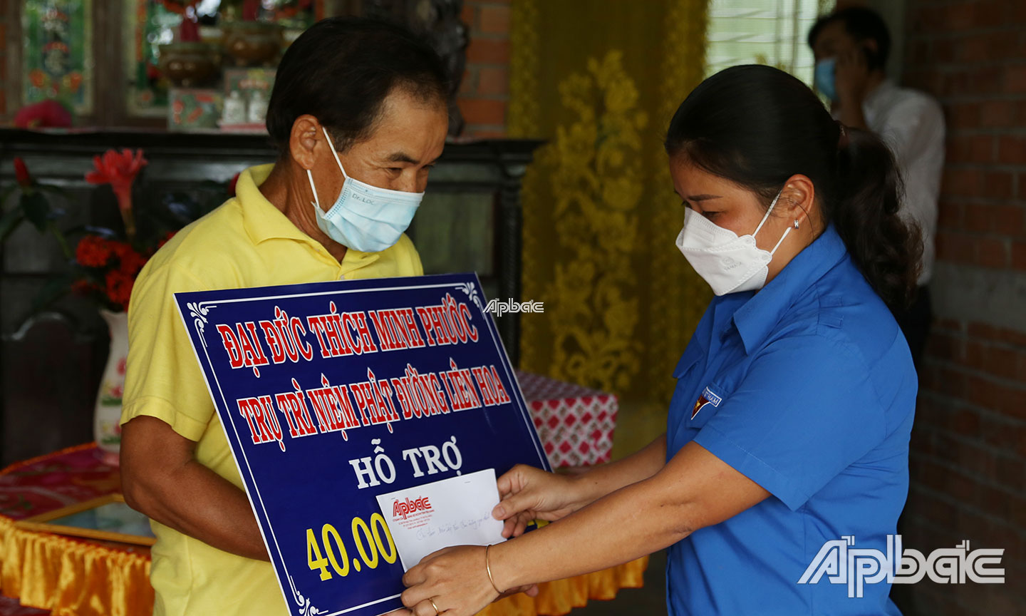 Chi đoàn Báo Ấp Bắc trao quà cho gia đình anh Truyền.