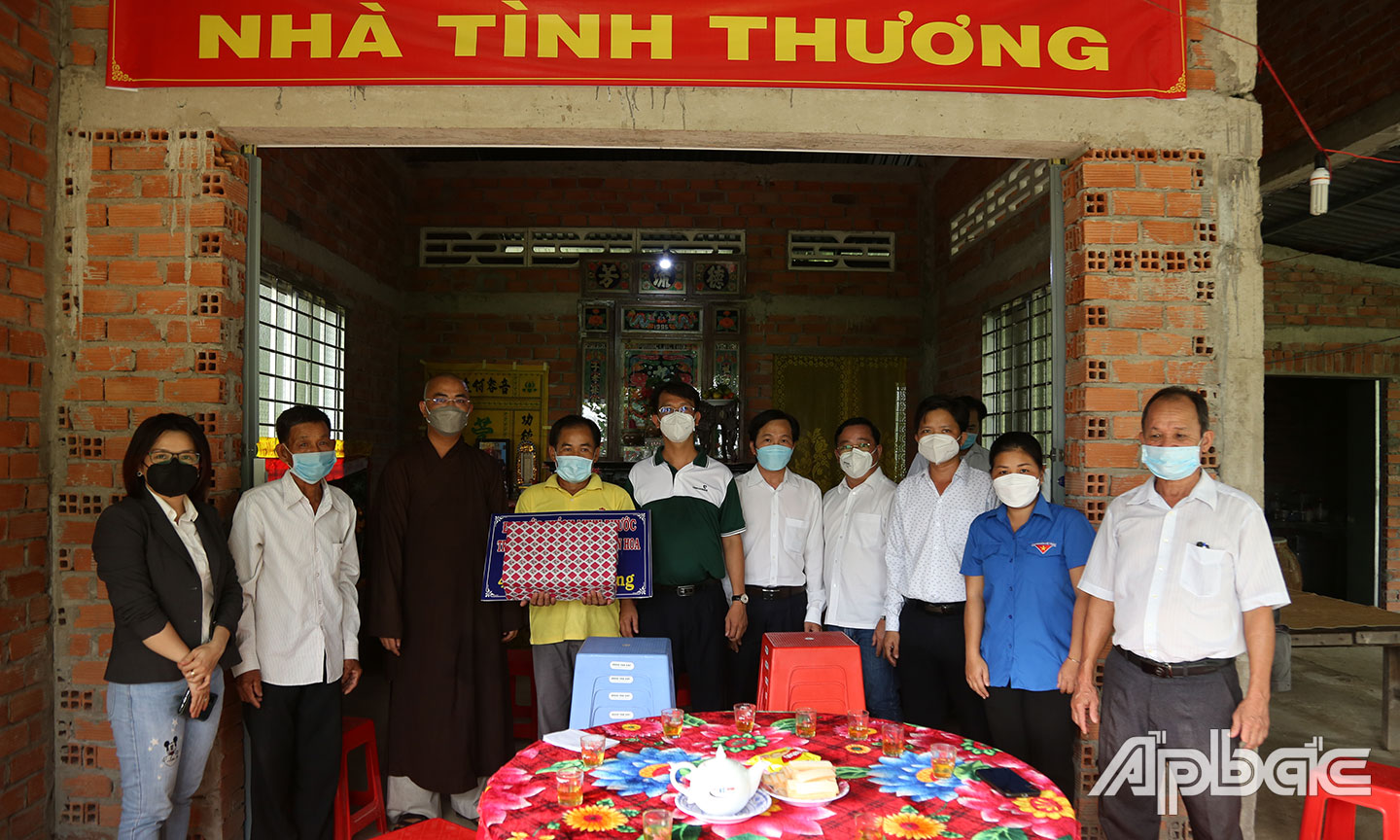 Gia đình cùng chụp ảnh lưu niệm cùng các đơn vị hỗ trợ bên căn nhà mới.