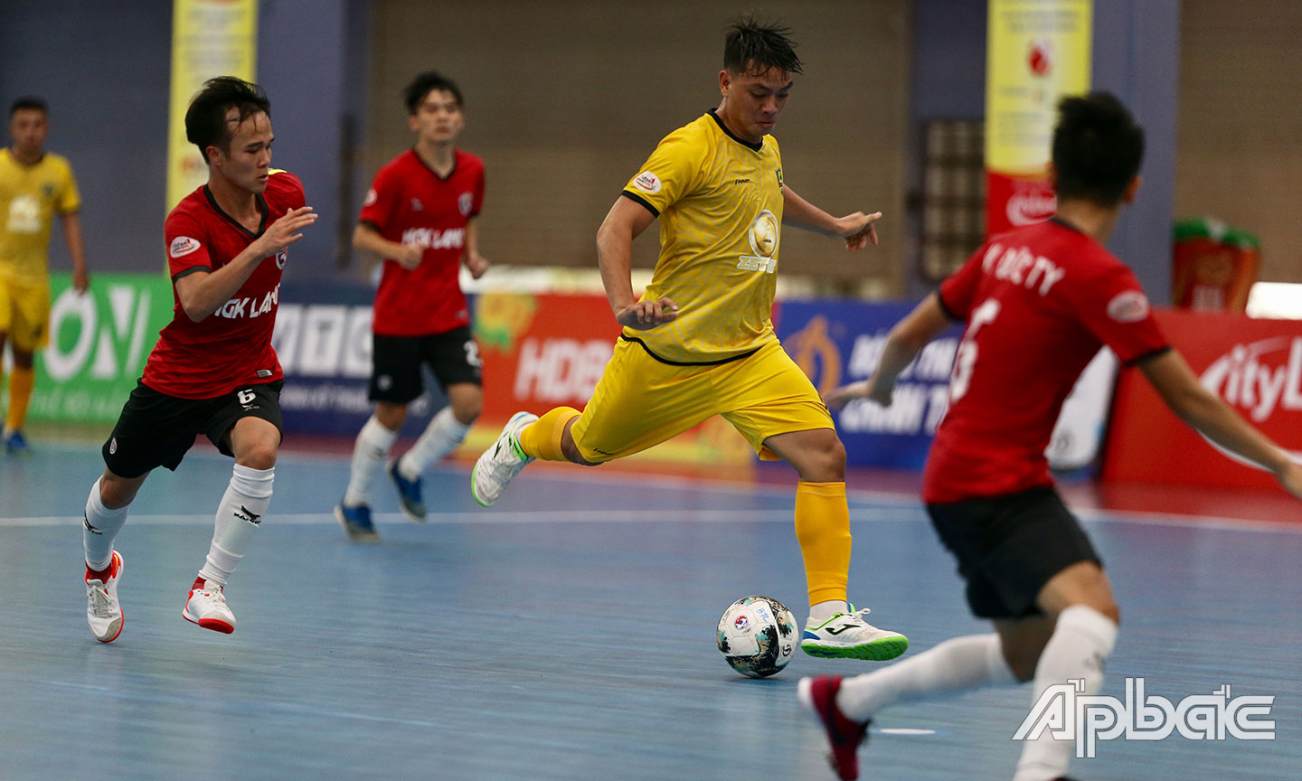Hưng Gia Khang Đắk Lắk (đỏ) đã không thể tạo nên bất ngờ trước Quảng Nam FC(vàng)