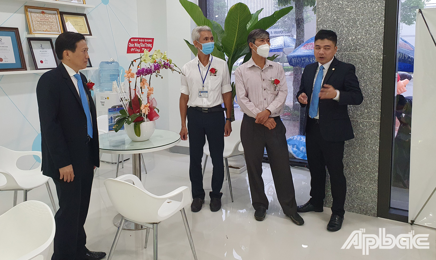 Các đại biểu tham quan trụ sở mới. 