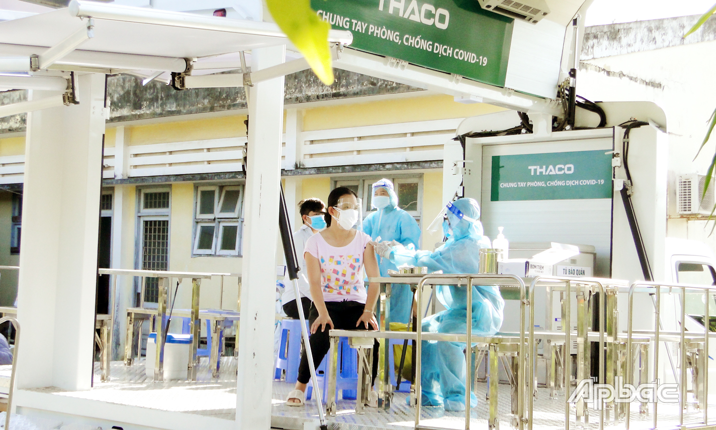 Tỷ lệ bao phủ vắc xin mũi 1 đối với người từ 18 tuổi trở lên của Tiền Giang là 100,3% và mũi 2 đạt 86,8%. 