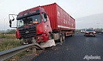 Xe đầu kéo hất tung dải phân cách trên đường cao tốc