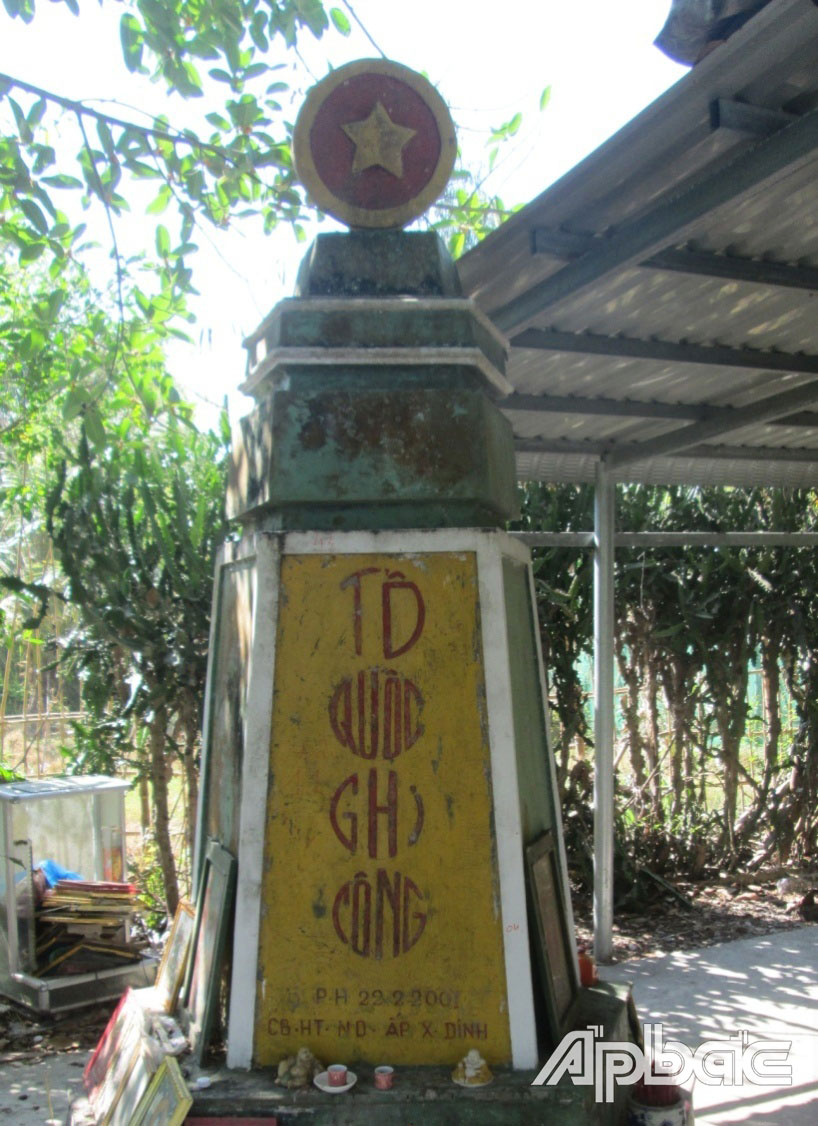Đài Chiến sĩ Xóm Dinh.