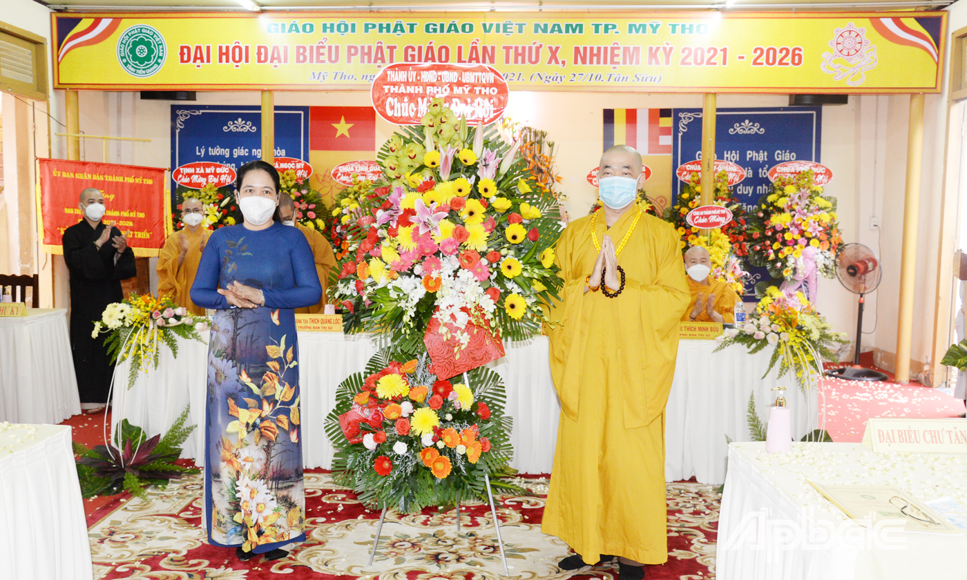 Đồng chí Nguyễn Thị Lan, Phó Bí thư Thường trực Thành ủy Mỹ Tho trao hoa chúc mừng đại hội đến Thượng tọa Thích Quảng Lộc
