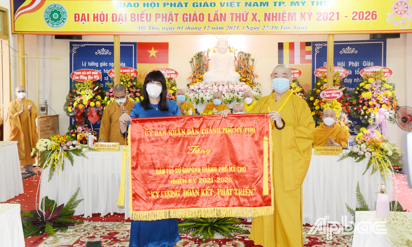 Đồng chí Lê Thị Bé Phượng, Phó Chủ tịch UBND TP. Mỹ Tho trao bức trướng của UBND TP. Mỹ Tho tặng Ban Trị sự Phật giáo TP. Mỹ Tho
