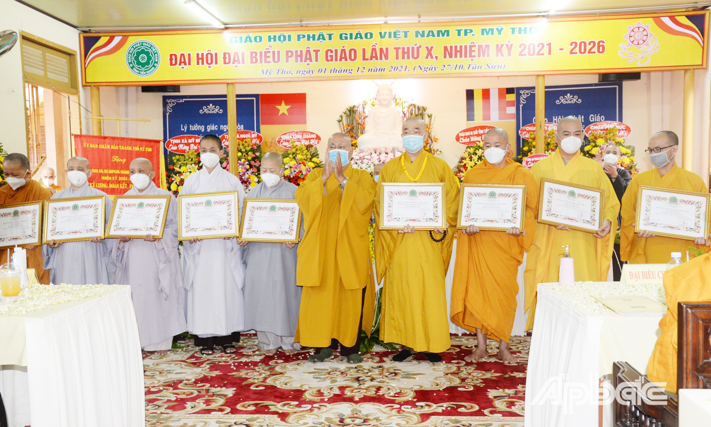 Hòa thượng Thích Huệ Minh, Trưởng Ban Trị sự Phật giáo tỉnh trao Bằng tuyên dương công đức cho các tập thể, cá nhân có nhiều đóng góp cho công tác phật sự nhiệm kỳ IX