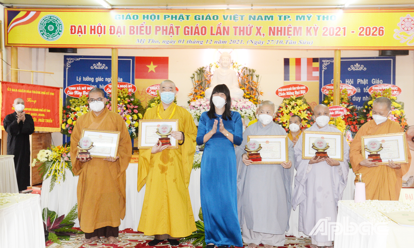 Đồng chí Lê Thị Bé Phượng, Phó Chủ tịch UBND TP. Mỹ Tho trao giấy khen cho Ban đại diện Phật giáo TP.Mỹ Tho và các cá nhân có nhiều đóng góp cho hoạt động từ thiện xã hội.