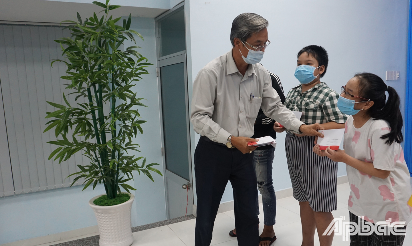 Ông Huỳnh Văn Hải, Phó Chủ tịch Ủy ban MTTQ Việt Nam tỉnh Tiền Giang trao kinh phí hỗ trợ cho trẻ em mồ côi. 