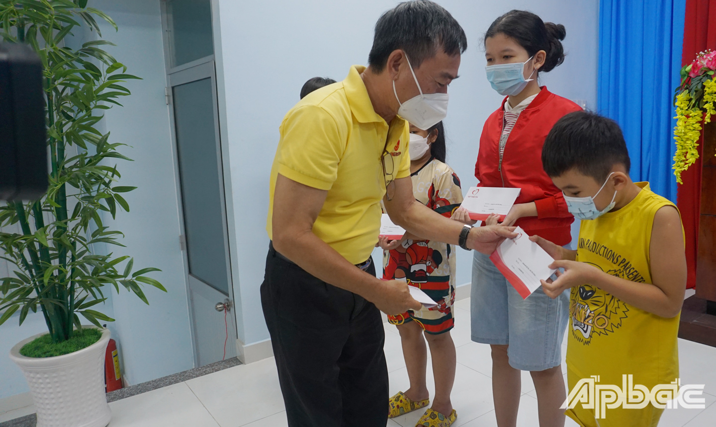 Ông Nguyễn Đắc Vinh, cán bộ quỹ Thiện Tâm - Tập đoàn Vingroup trao kinh phí hỗ trợ cho các em mồ côi trên địa bàn TP. Mỹ Tho