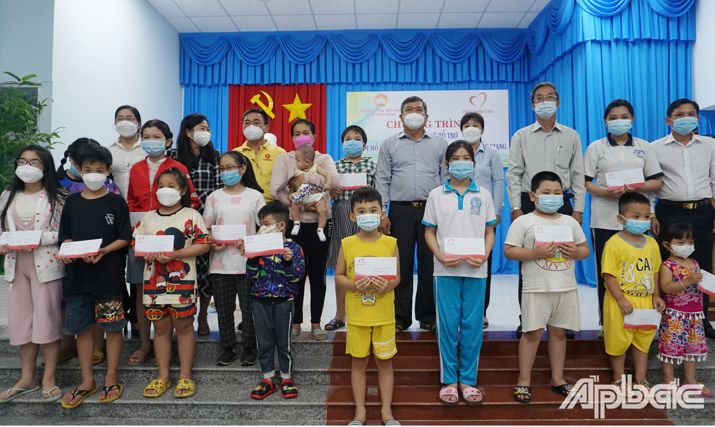 Ban Tổ chức chụp hình lưu niệm cùng trẻ em mồ côi trên địa bàn TP. Mỹ Tho 