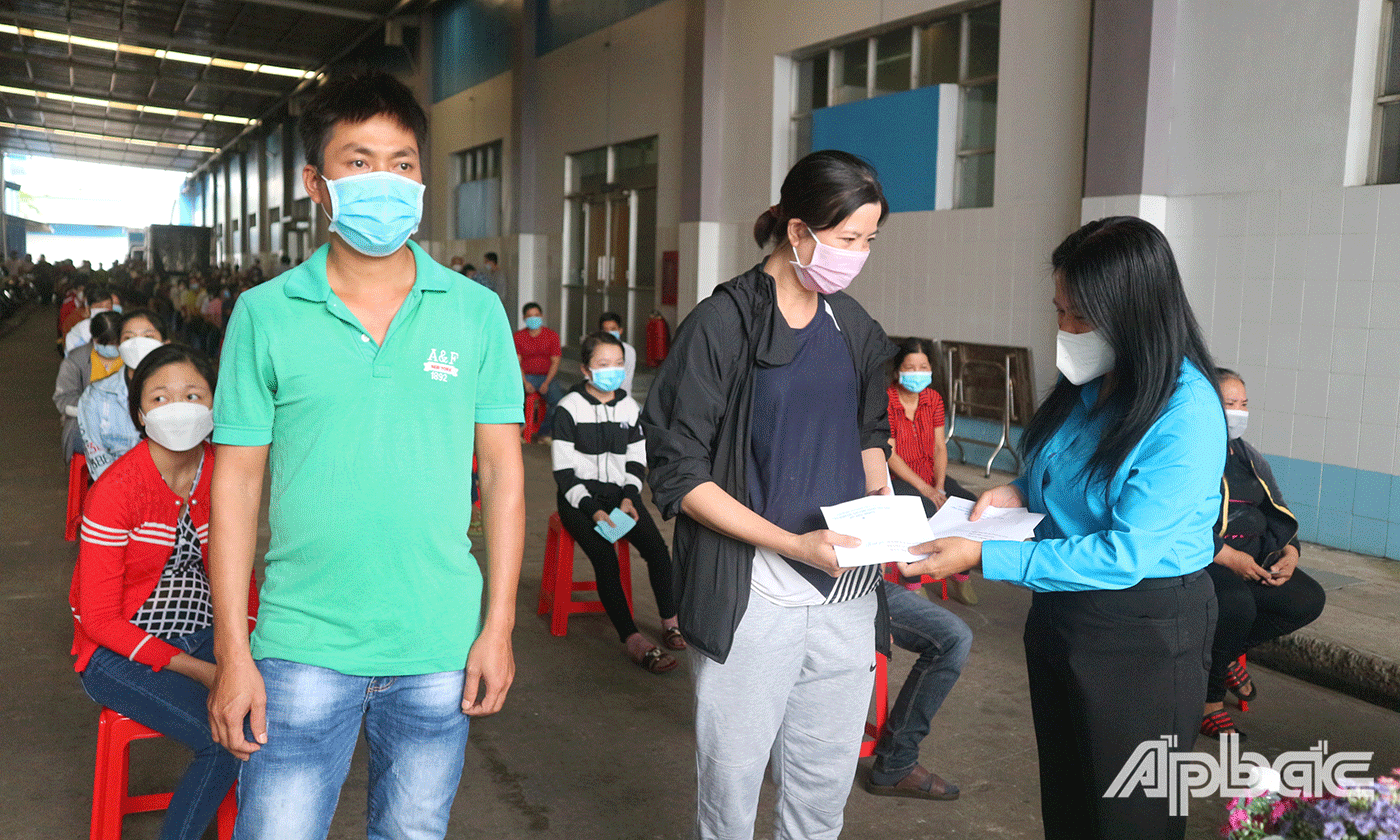 đồng chí Nguyễn Thị Thùy Dương, Chủ tịch Công đoàn các Khu công nghiệp tỉnh Tiền Giang 