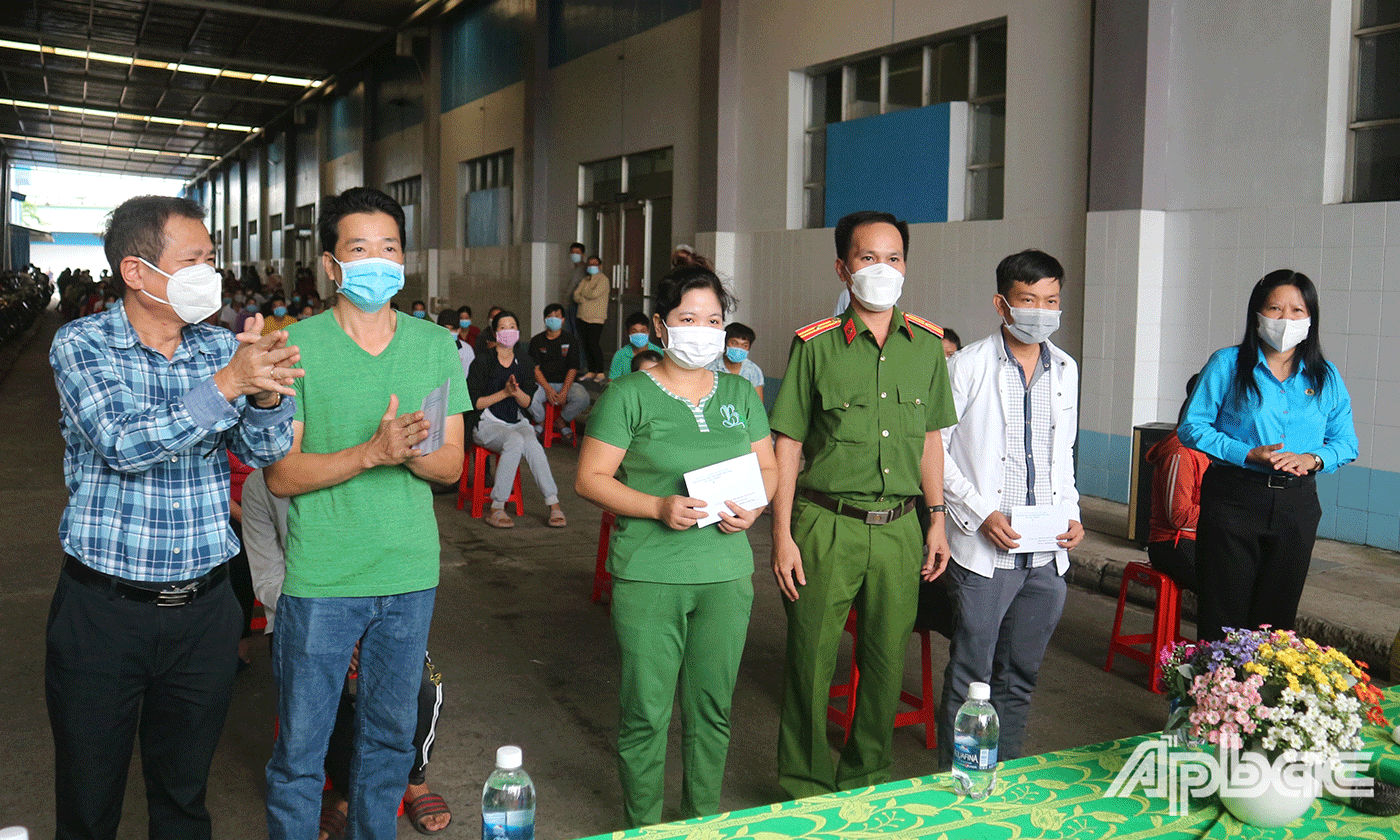 Công đoàn các Khuc ông nghiệp, lãnh đạo doanh nghiệp trao hỗ trợ