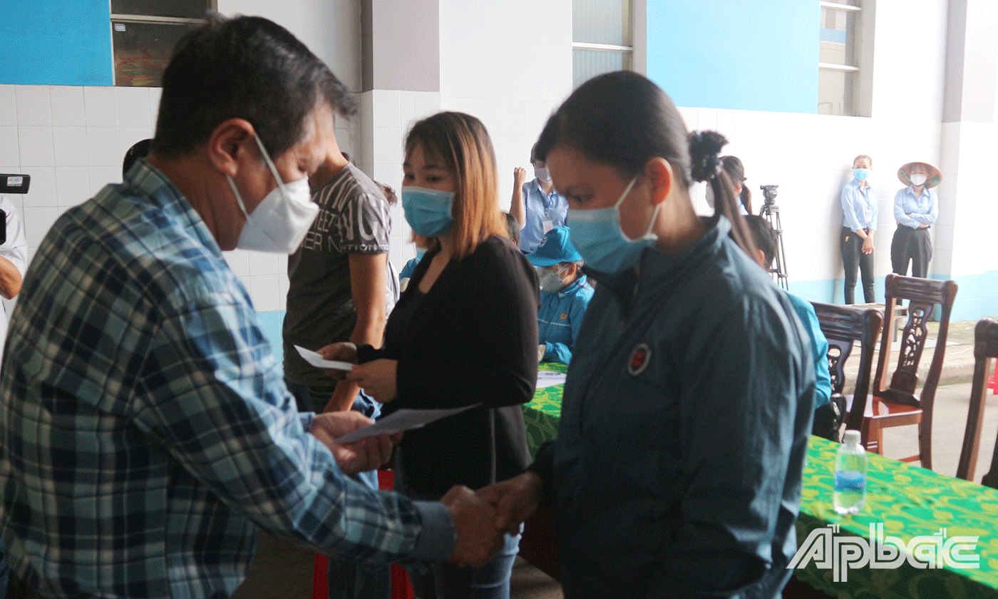 Ông Nguyễn Văn Đạo Tổng Giám đốc Công ty cổ phần Gò Đàng trao hỗ trợ đến đoàn viên, người lao động