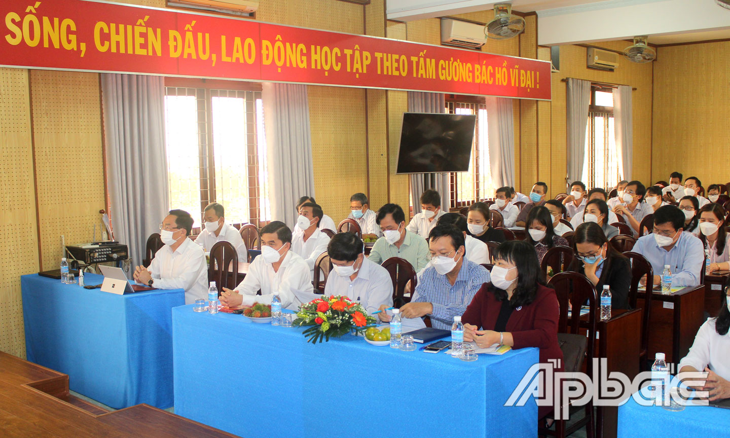 Quang cảnh đại biểu đến tham dự buổi lễ tiếp nhận.