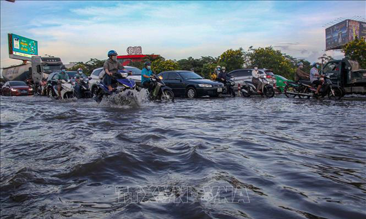 Triều cường gây ngập các tuyến đường ảnh hưởng đến việc đi lại của người dân thành phố Cần Thơ (ảnh tư liệu).