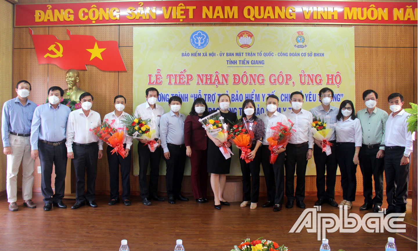 Đại biểu trao hoa cảm ơn đến các