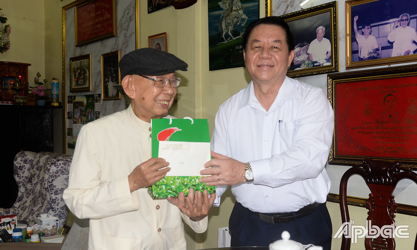 Đồng chí Nguyễn Trọng Nghĩa thăm, tặng quà đồng chí Huỳnh Văn Niềm.