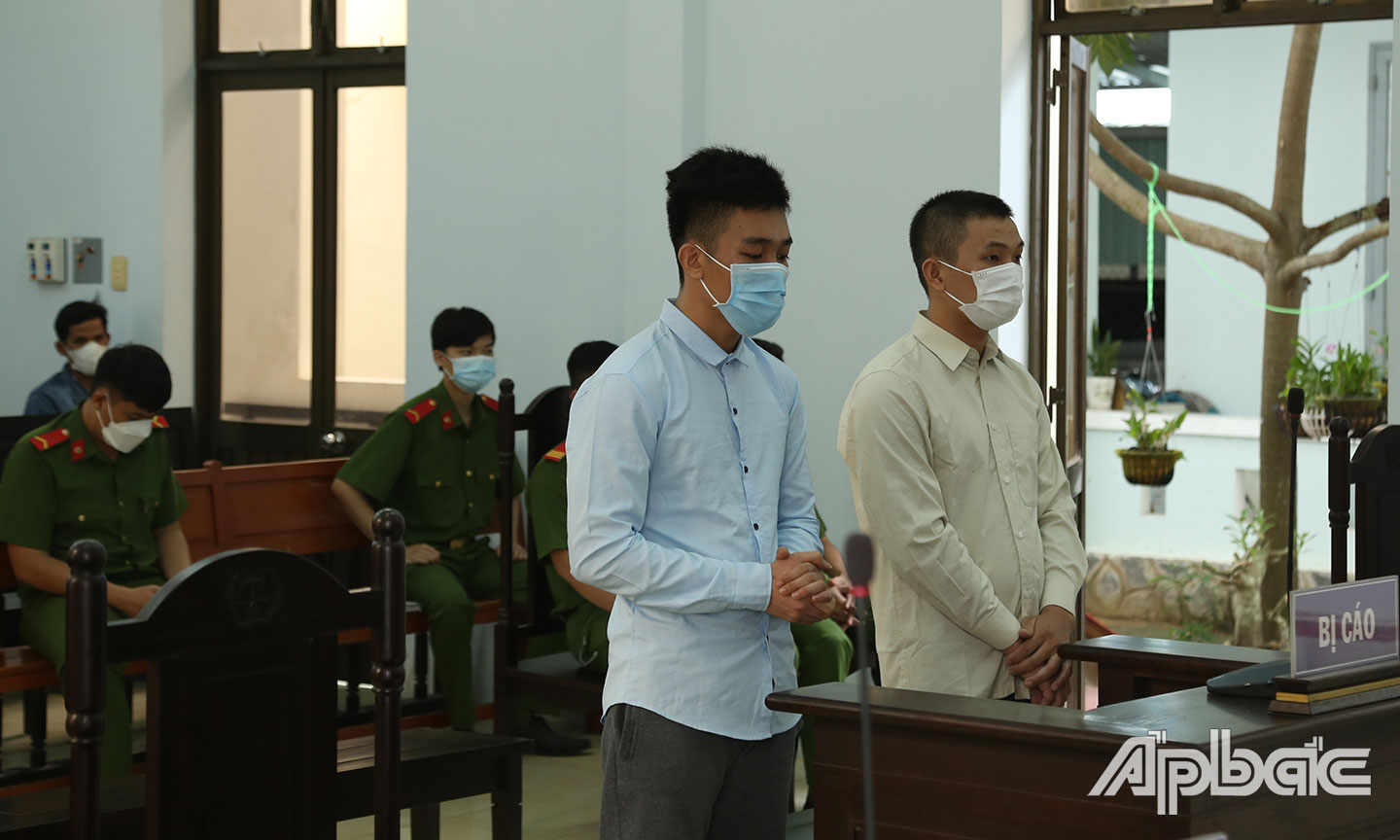 2 bị cáo tại Hội đồng xét xử.