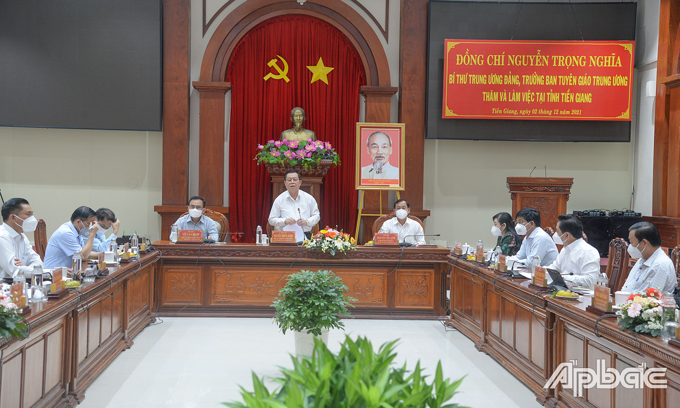 Đồng chí Nguyễn Trọng Nghĩa chủ trì buổi làm việc.