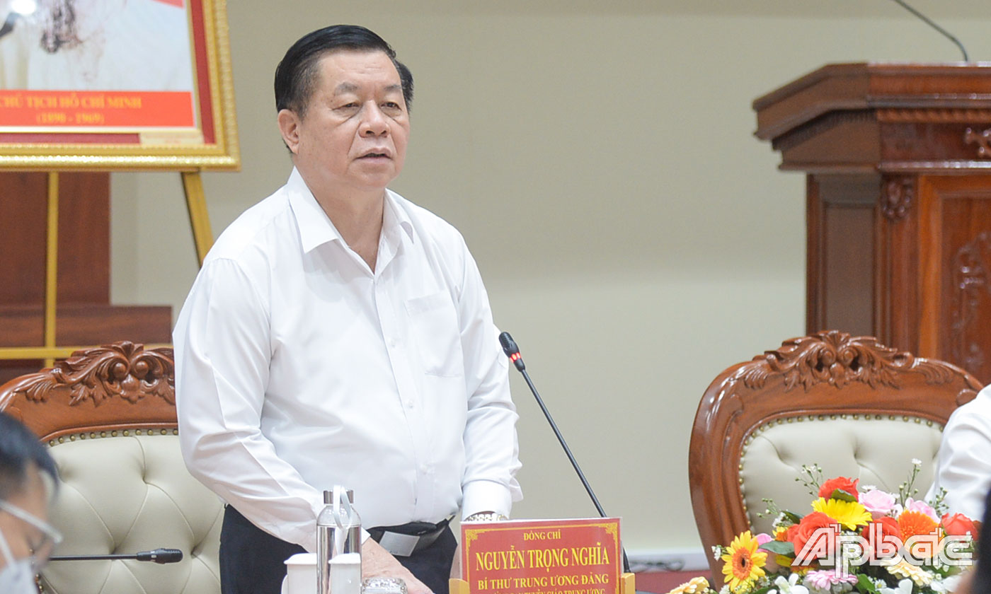 Đồng chí Nguyễn Trọng Nghĩa phát biểu tại buổi làm việc.