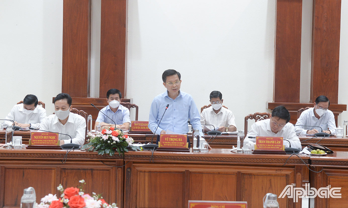 Thành viên đoàn công tác Ban Tuyên giáo Trung ương phát biểu tại buổi làm việc.