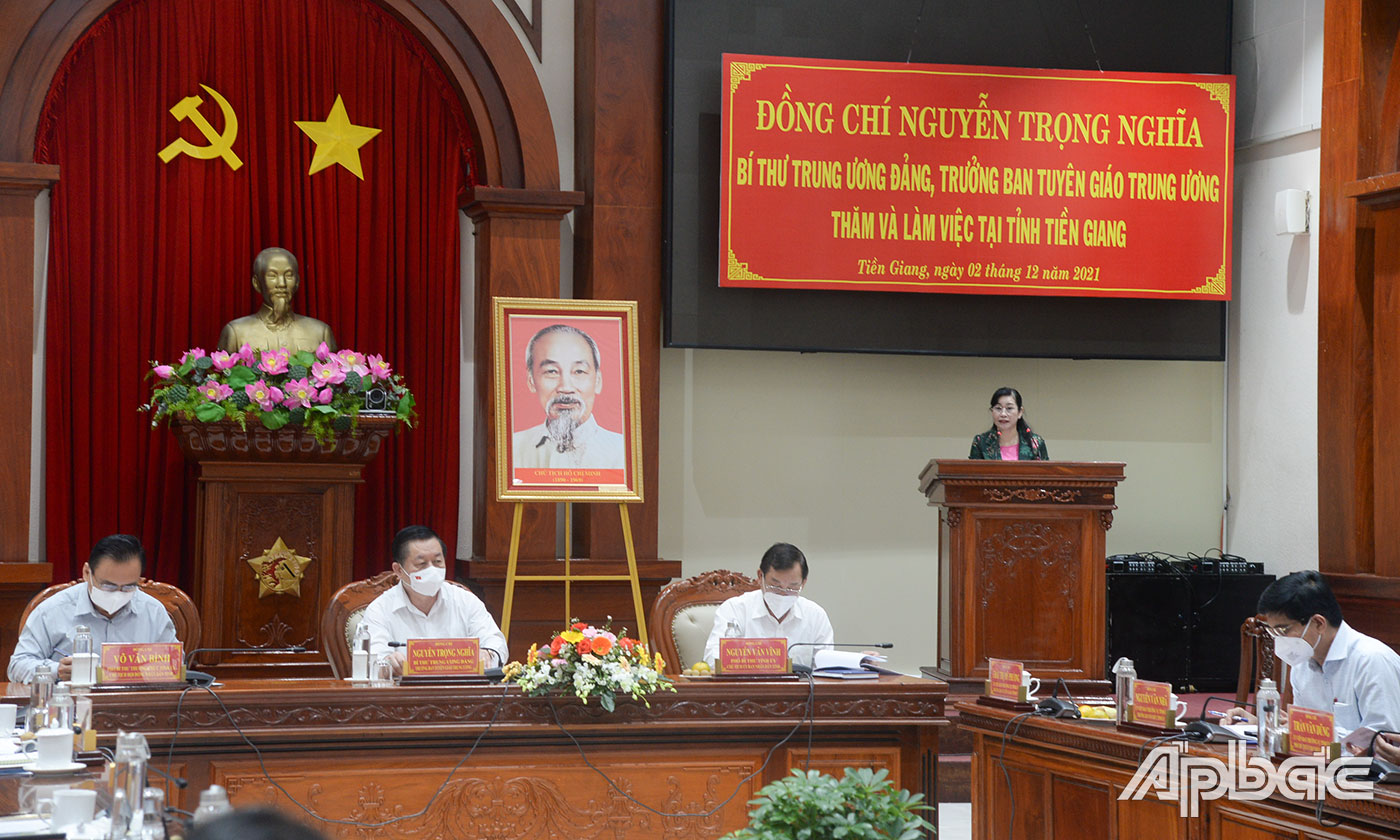 Đồng chí Châu Thị Mỹ Phương, Ủy viên Ban Thường vụ, Trưởng Ban Tuyên giáo Tỉnh ủy báo cáo công tác tuyên giáo năm 2021.