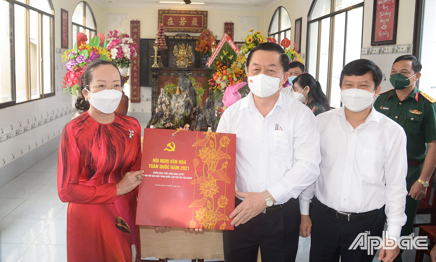 Đồng chí Nguyễn Trọng Nghĩa thắp hương tại phòng Tiền Vãng và tặng quà cho Ban Giám hiệu Trường THCS Xuân Diệu (TP. Mỹ Tho).