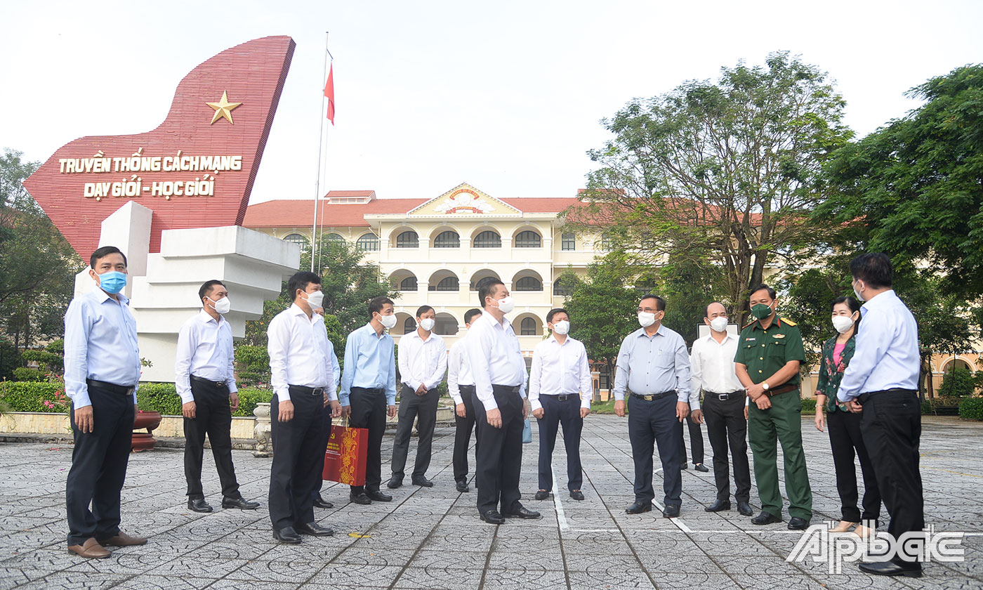 Đồng chí Nguyễn Trọng Nghĩa thắp hương tại phòng Tiền Vãng và tham quan Trường THPT Nguyễn Đình Chiểu.