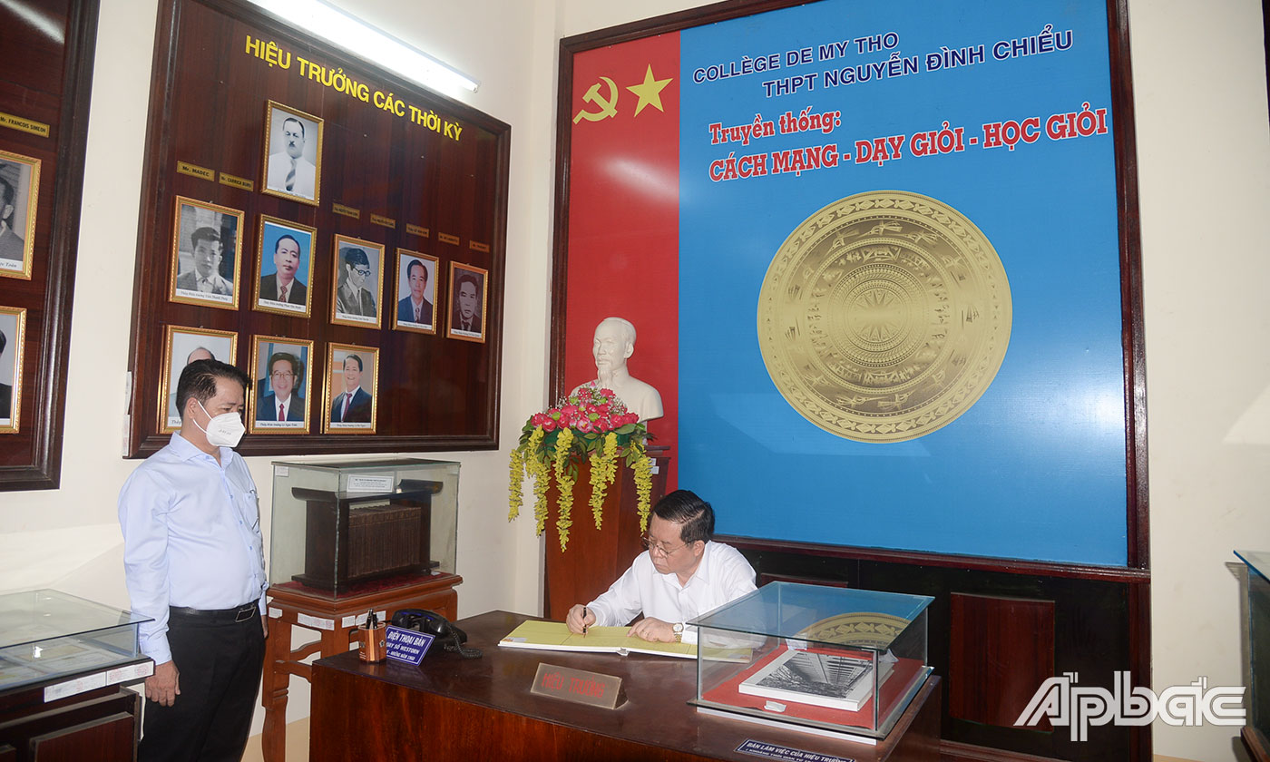 Ghi sổ truyền thống của Nhà trường, đồng chí Nguyễn Trọng Nghĩa viết: 