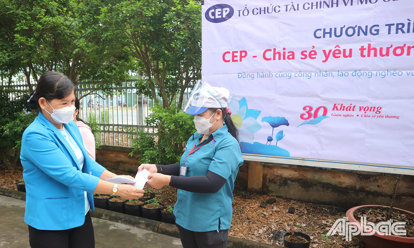 Đồng chí Lê Thanh Tiền Phó Chủ tịch Thường trực Liên đoàn Lao động tỉnh Tiền Giang trao hỗ trợ đến ĐLĐ tỉnh trao quà cho đoàn viên, người lao động khó khăn đang ở nhà trọ