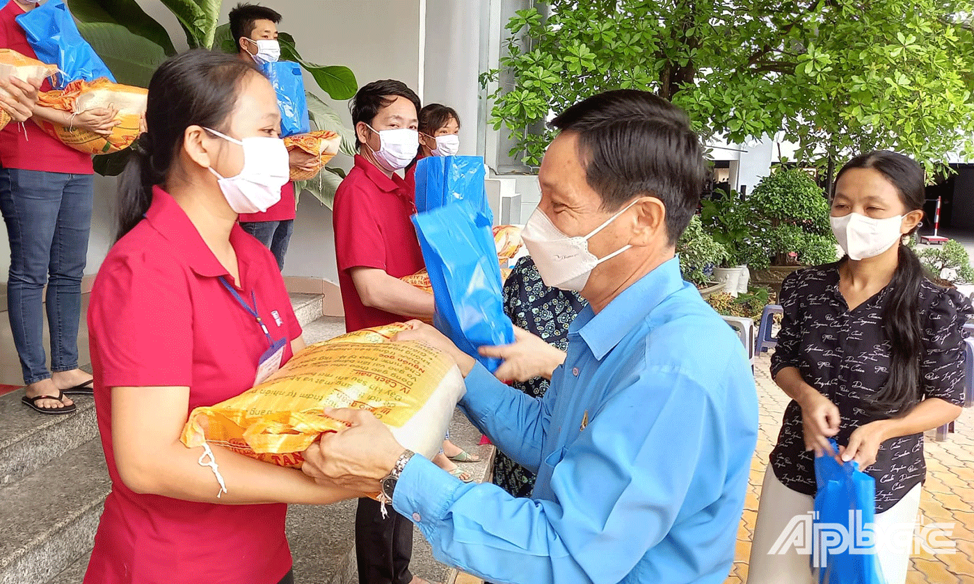 đồng chí Lê Minh Hùng Chủ tịch Liên đoàn Lao động tỉnh Tiền Giang đã đến thăm, trao tặng 400 phần quà Túi an sinh Công đoàn 