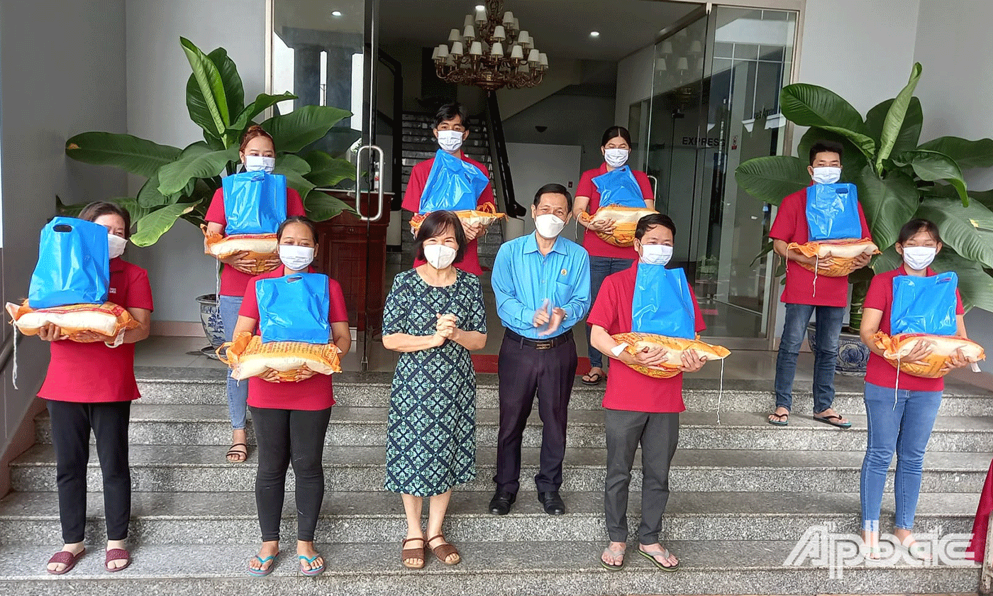 đoàn viên, công nhân, lao động tại Công ty CP may Tiền Tiến nhận Túi an sinh Công đoàn