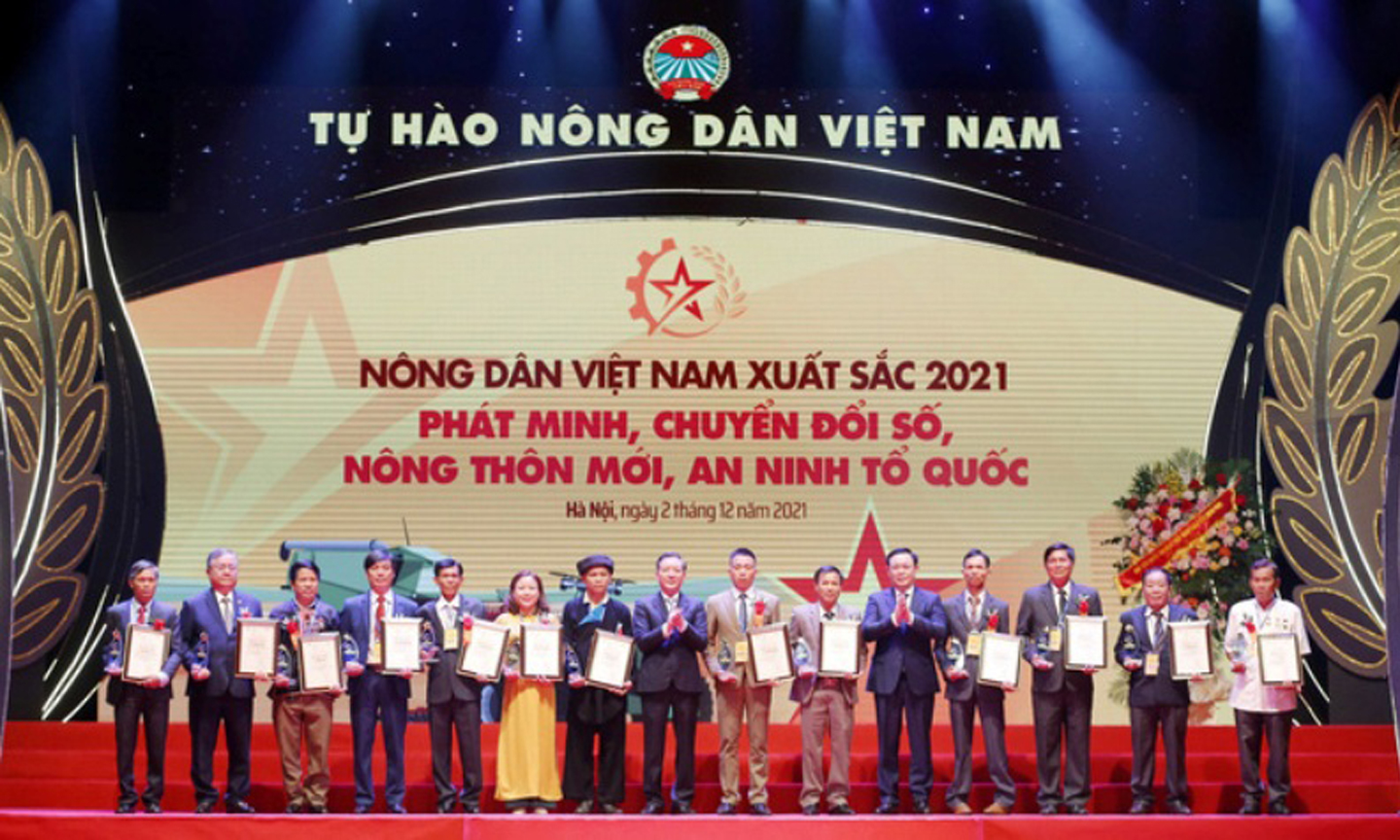 Đồng chí Vương Đình Huệ, Chủ tịch Quốc hội và đồng chí Lương Quốc Đoàn, Chủ tịch Hội Nông dân Việt Nam trao danh hiệu Nông dân Việt Nam xuất sắc cho nhóm nông dân thuộc lĩnh vực chuyển đổi số, xây dựng nông thôn mới và bảo vệ an ninh quốc phòng. (Ảnh: danviet.vn)