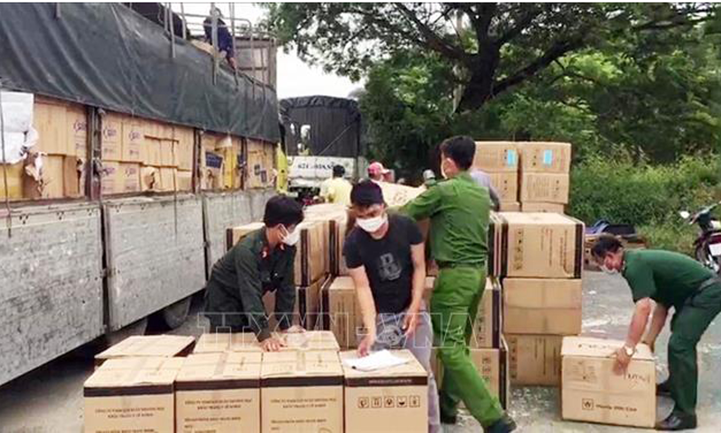 Sáng 28/11/2021, Tổ công tác liên ngành chống buôn lậu tỉnh An Giang cho biết vừa phát hiện, bắt quả tang một xe ô tô tải vận chuyển 265.000 khẩu trang y tế, 4.540 chai mỹ phẩm các loại, 16.000 kính chiếu hậu và 60 ống xả mô tô. Tất cả số hàng hóa trên có nhãn mác nước ngoài, không rõ xuất xứ. Ảnh: TTXVN phát