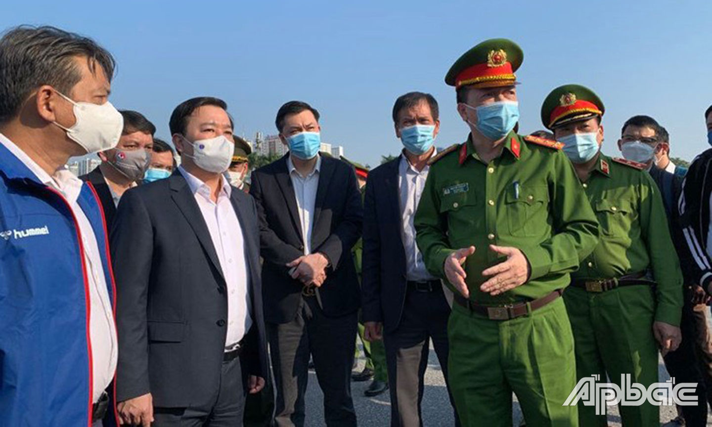 TS Cao Văn Chóng (thứ 3 hàng đầu từ trái qua) cùng lãnh đạo các bộ, ngành liên quan kiểm tra công tác chuẩn bị đón khán giả vào sân đầu tiên sau dịch bùng phát.                        Ảnh: CAO TƯỜNG