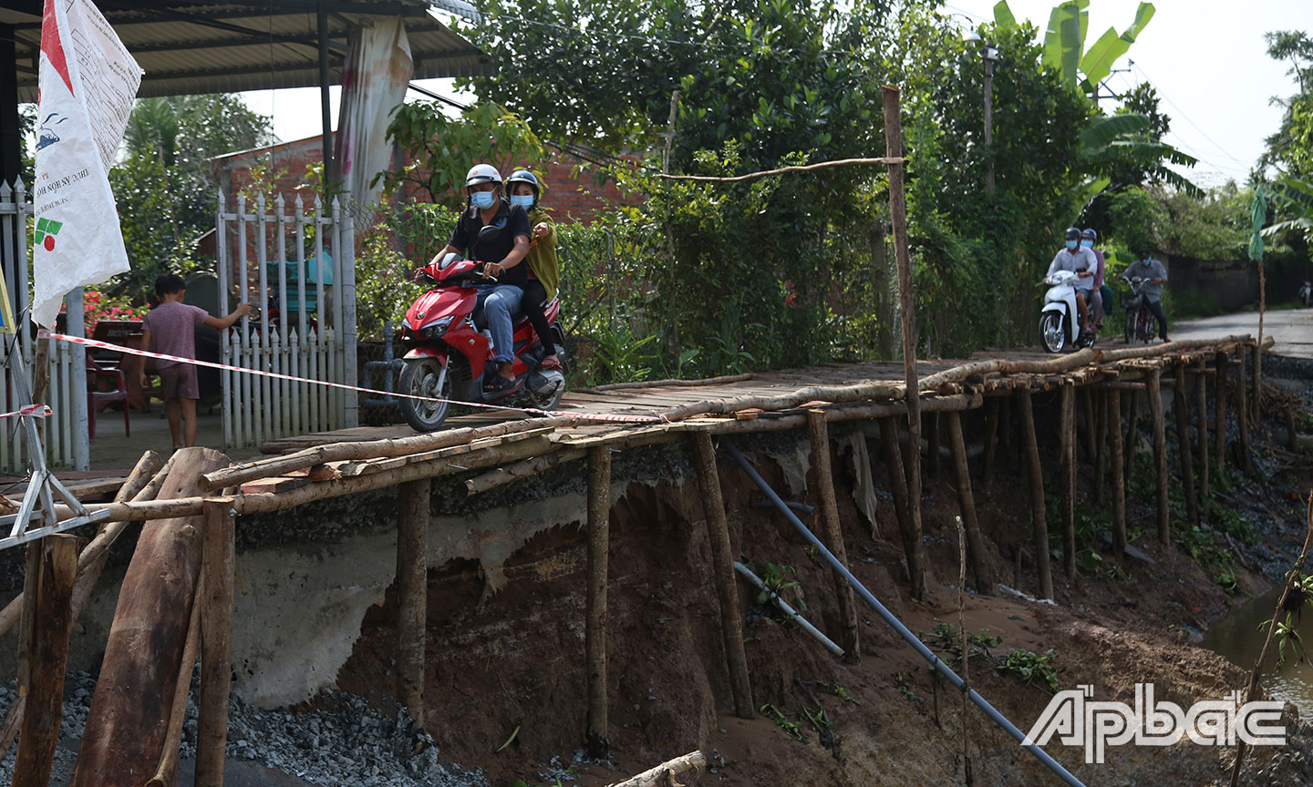 Mỗi ngày có hàng ngàn lượt người và phương tiện qua lại.