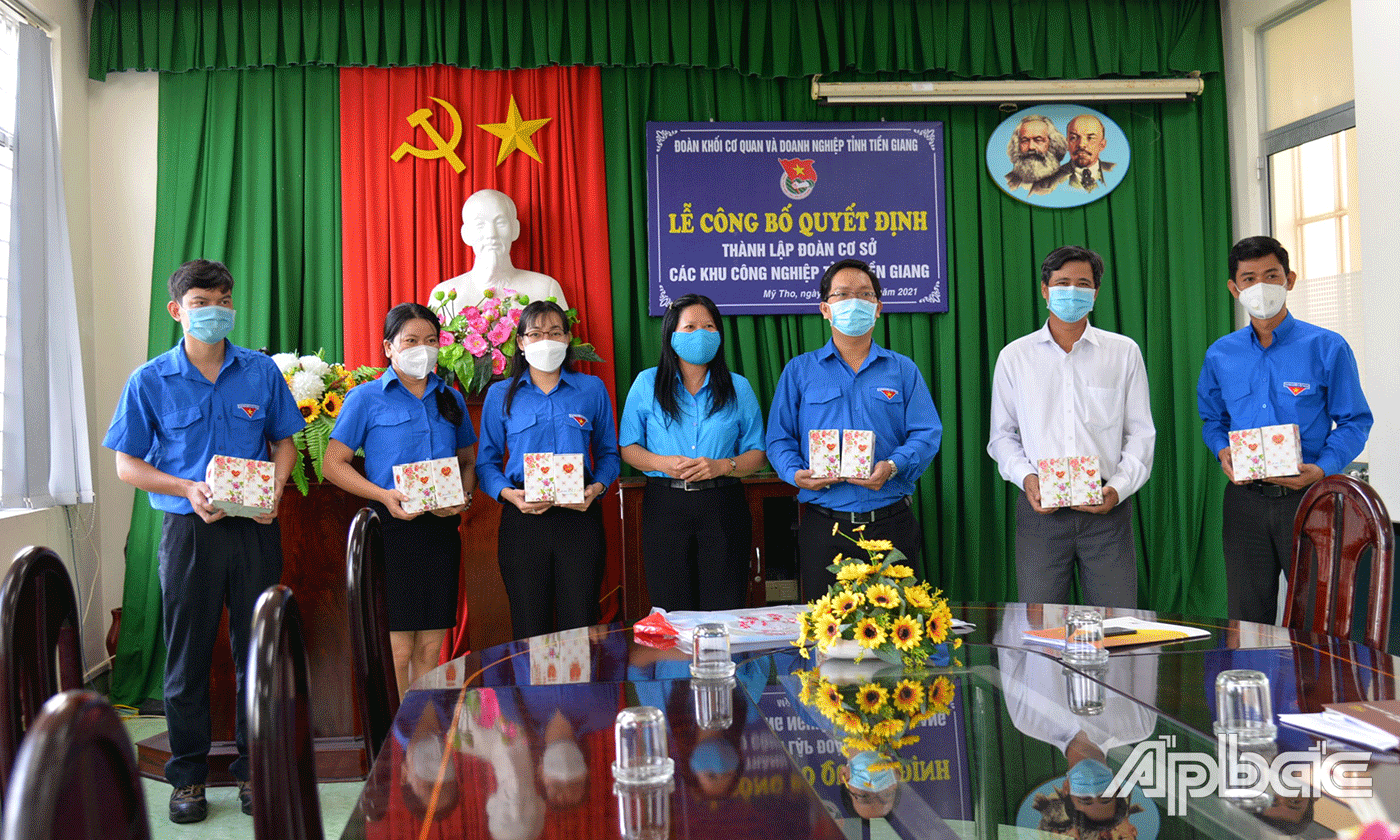 Phó Bí thư Đảng ủy, Chủ tịch Công đoàn Các Khu công nghiệp Nguyễn Thị Thùy Dương tặng quả lưu niện cho đại biểu và BCH lâm thời Đoàn cơ sở Các Khu công nghiệp tỉnh.