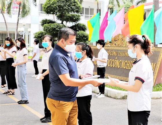 Hiệu trưởng Trường ĐH Công nghiệp TPHCM trao tiền hỗ trợ cho 180 sinh viên ở ký túc xá trong đợt dịch vừa qua.