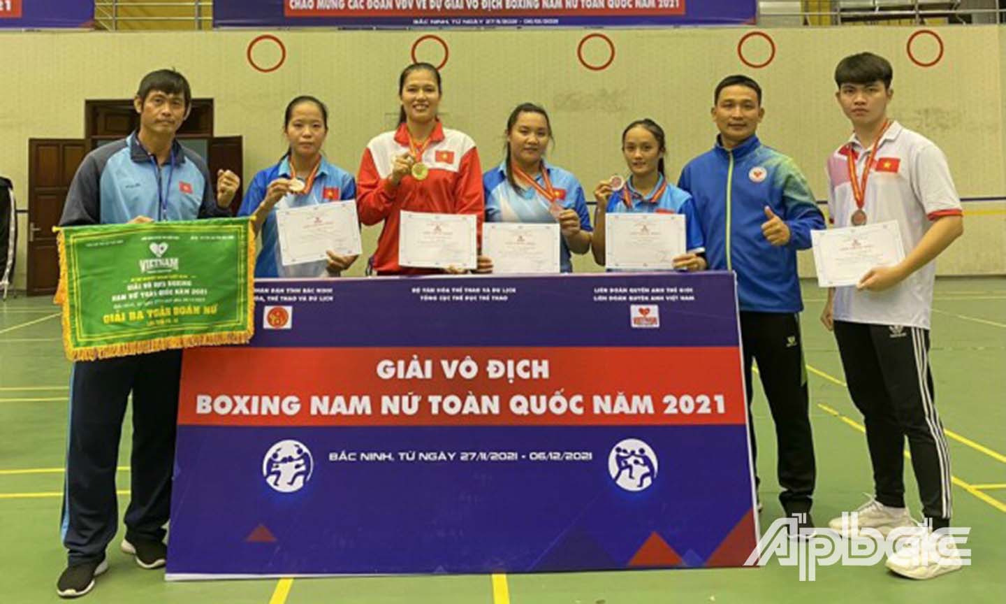 Ban huấn luyện và các VĐV Đội Boxing Tiền Giang tham đạt thành tích tại giải đấu.