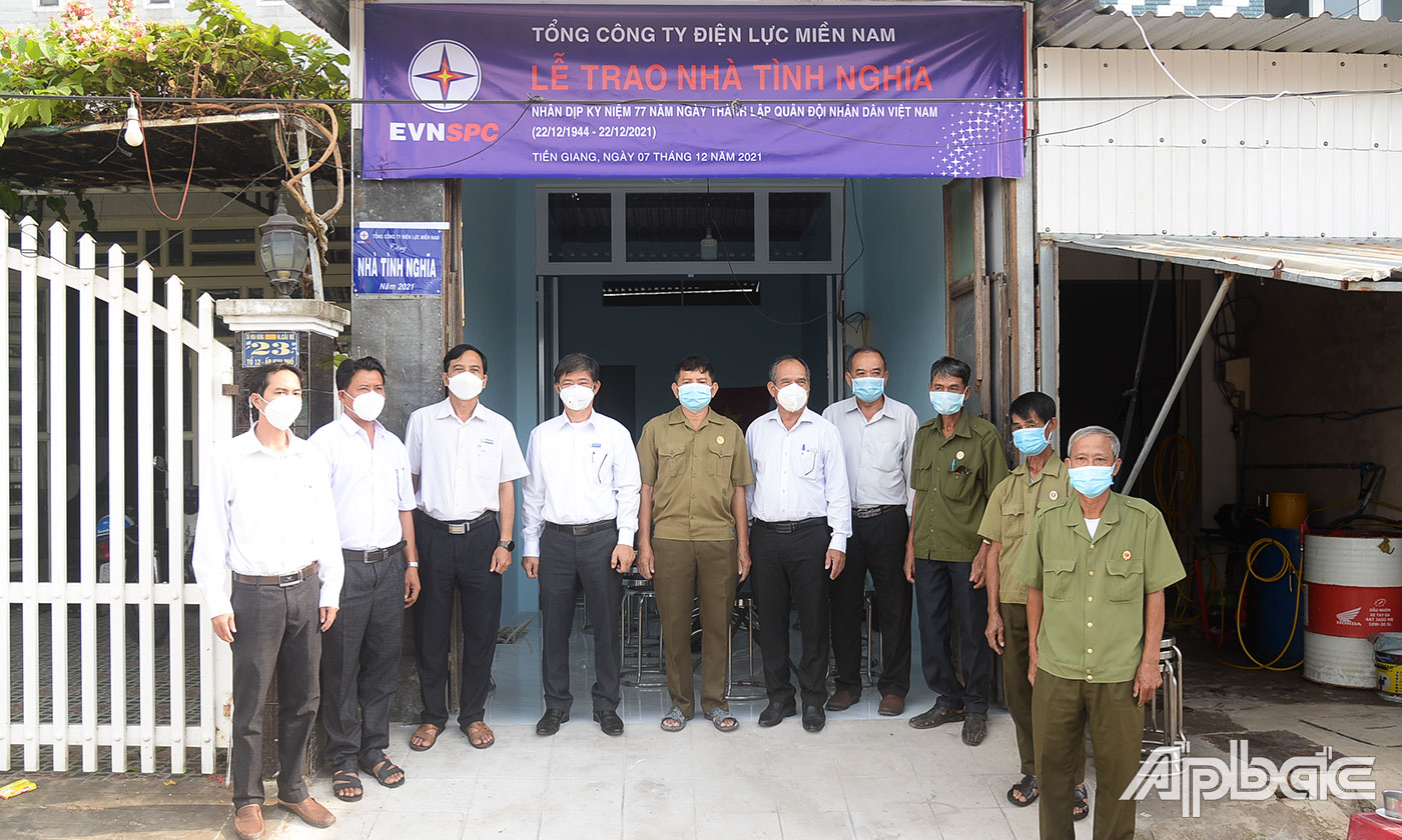 Đại diện Công ty Điện lực Tiền Giang và Sở Lao động - Thương binh và Xã hội trao nhà cho gia đình ông Trương Văn Tài.