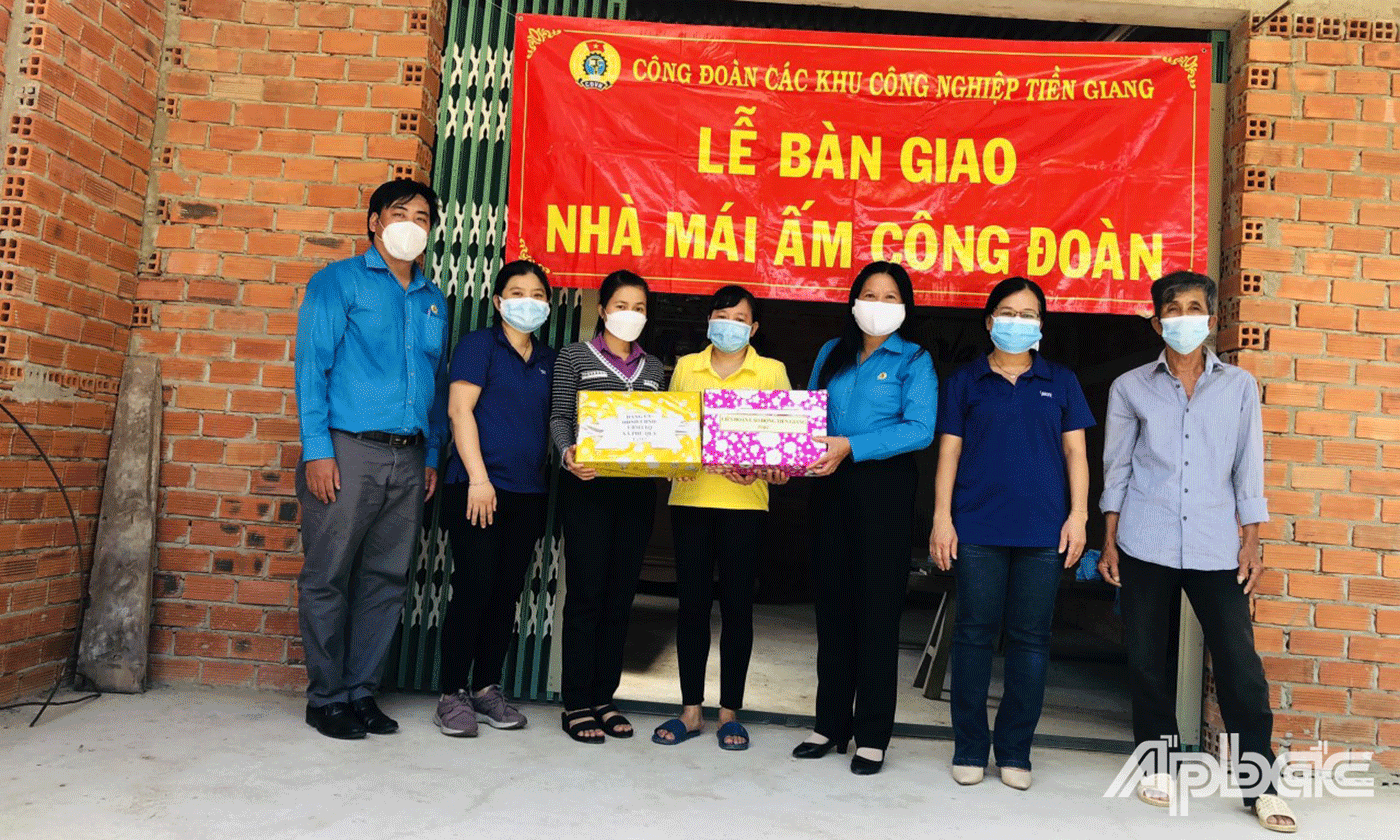 Lễ bàn giao nhà Mái ấm Công đoàn cho chị Lâm Thị Ngọc Tươi