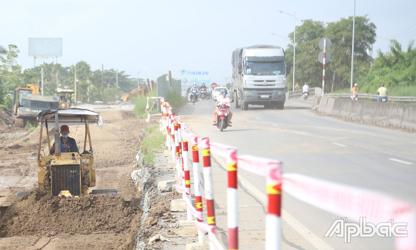 Cầu Bà Lâm  đang thi công  khiến mặt cầu  khá hẹp.